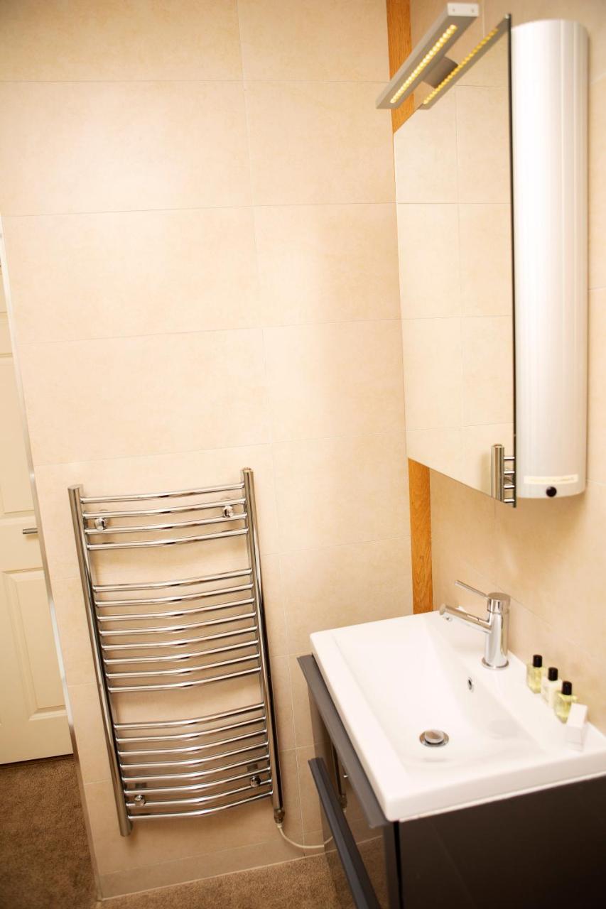 Apt 2, Trafalgar Square 2Nd Floor By Indigo Flats Londra Esterno foto